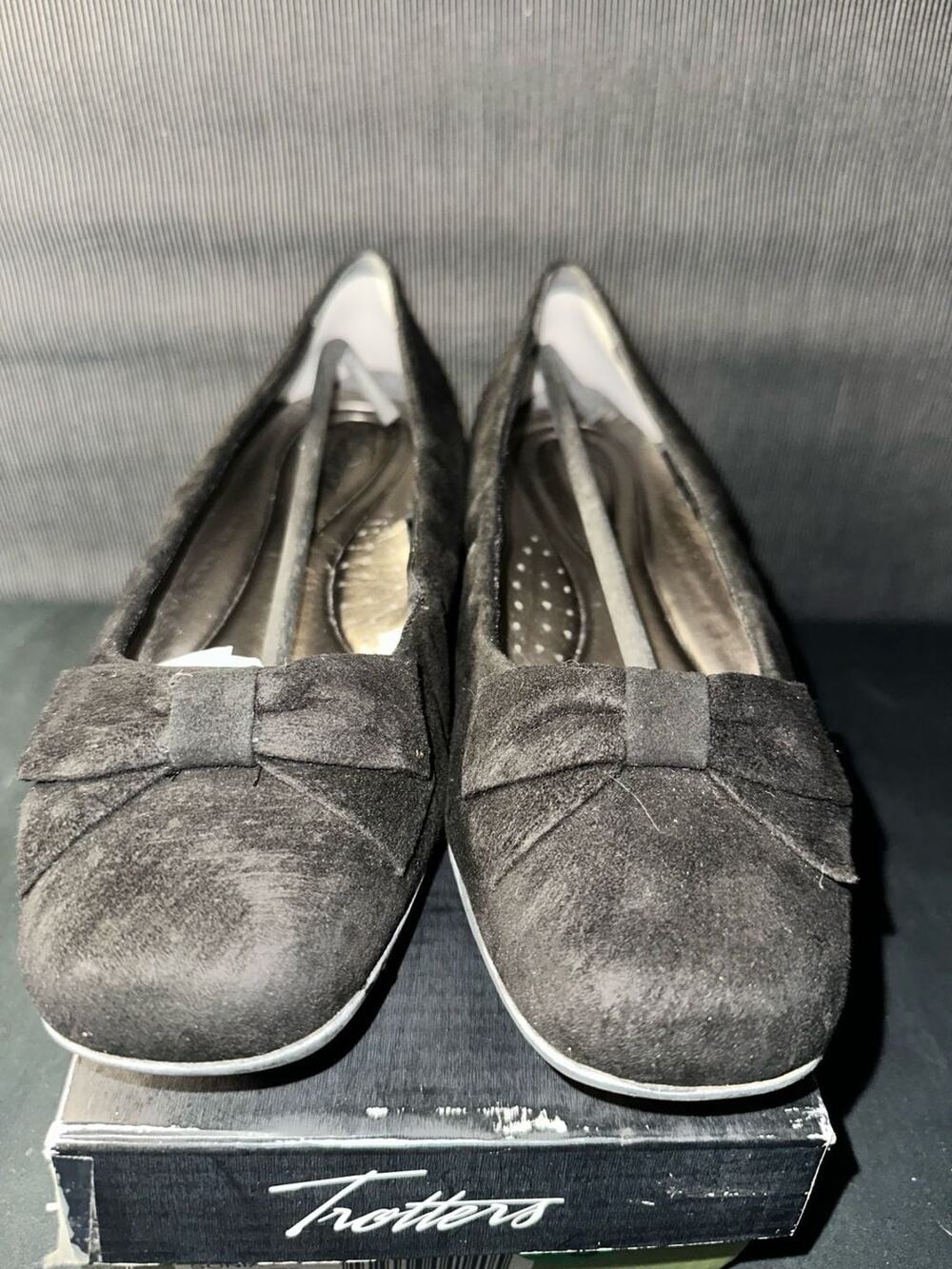 No.13 Trotters Women's Sonia Black Suede Ballet Flats
